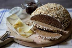 chleb żytni w kuchence mikrofalowej