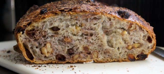 Пълнозърнест брашно хляб в бавна готварска печка