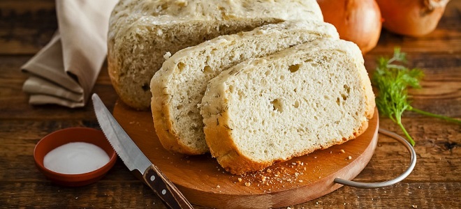 chleb cebulowy w wolnym naczyniu