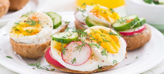snídaně sendviče s vejcem