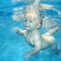 Trening pływacki noworodka
