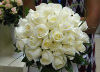 svatební kytice bílých růží 7