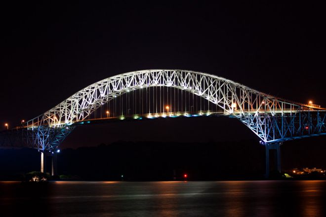 most dvou amerických států