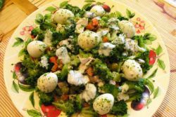salata od brokule s jajima i rajčicama