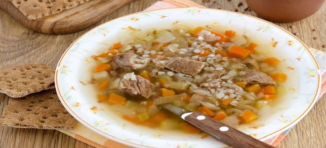 Zupa gryczana z gulaszem