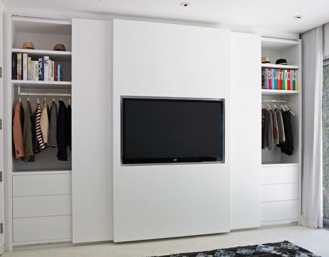 Встроенный шкаф и телевизор