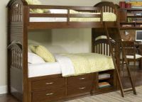 Łóżka piętrowe wykonane z drewna2