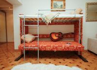 patrová postel s pohovkou