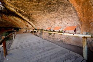 Наскальные рисунки у пещеры Liphofung