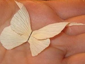 Motýli z vlnitého papíru8
