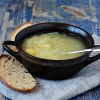 Zupa z kapusty świeżej ze świeżego i kiszonej kapusty w wolnym naczyniu