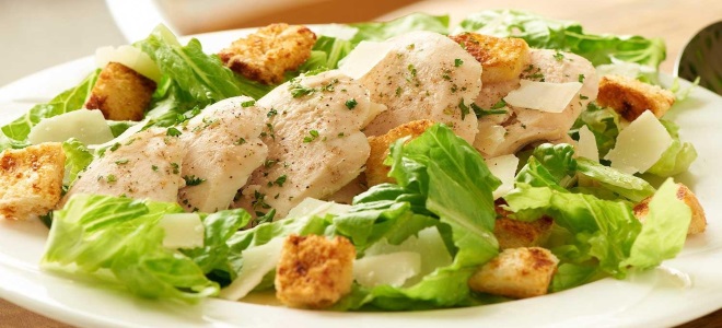 класична Цезар салата са пилетином и крекерима