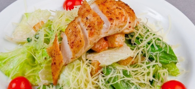 Jednostavna klasična Caesar salata s piletinom