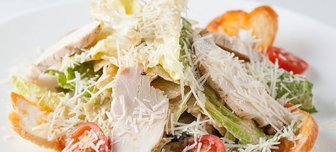 Caesar salata s kuhanim piletinom
