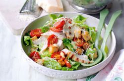 Caesar salata s piletinom i rajčicama