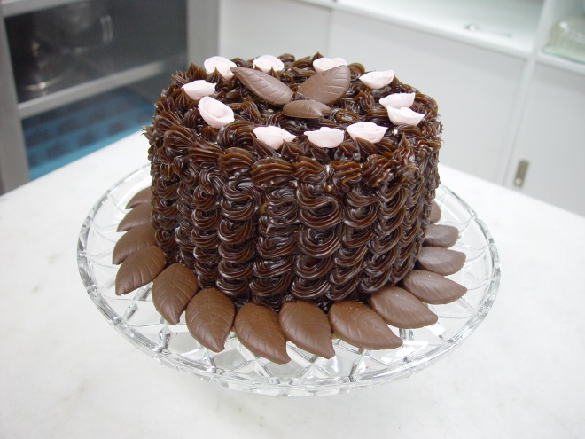 Jak ozdobić ciasto kremem czekoladowym