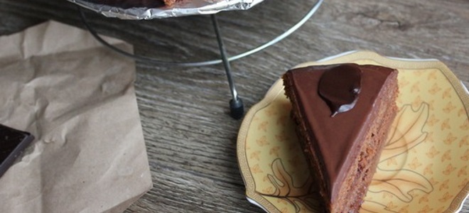 Čokoladni kolač izrađen od gotovih kolača od spužva