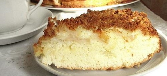 Jednoduchý jablečný koláč v multivark