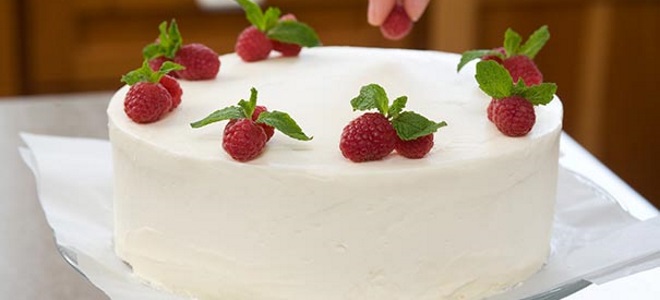Как да украсят торта с малини