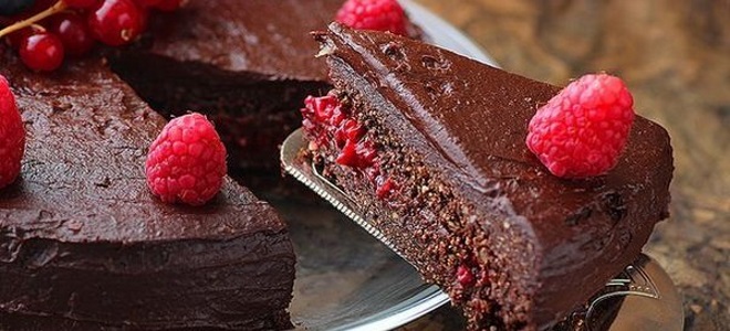 шоколадова малинова торта