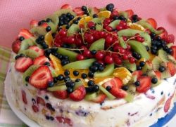 торта с извара и желатин и плодове