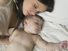 възможно ли е храненето на новородено с температура