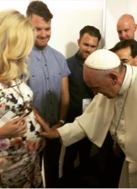Папа Франциск благословляет ребенка Кэндис Аккола