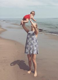 Кэндис Аккола с ребенком на пляже