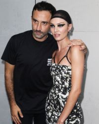 Рикардо Тиши, креативный директор модного дома Givenchy, со своей любимицей пере