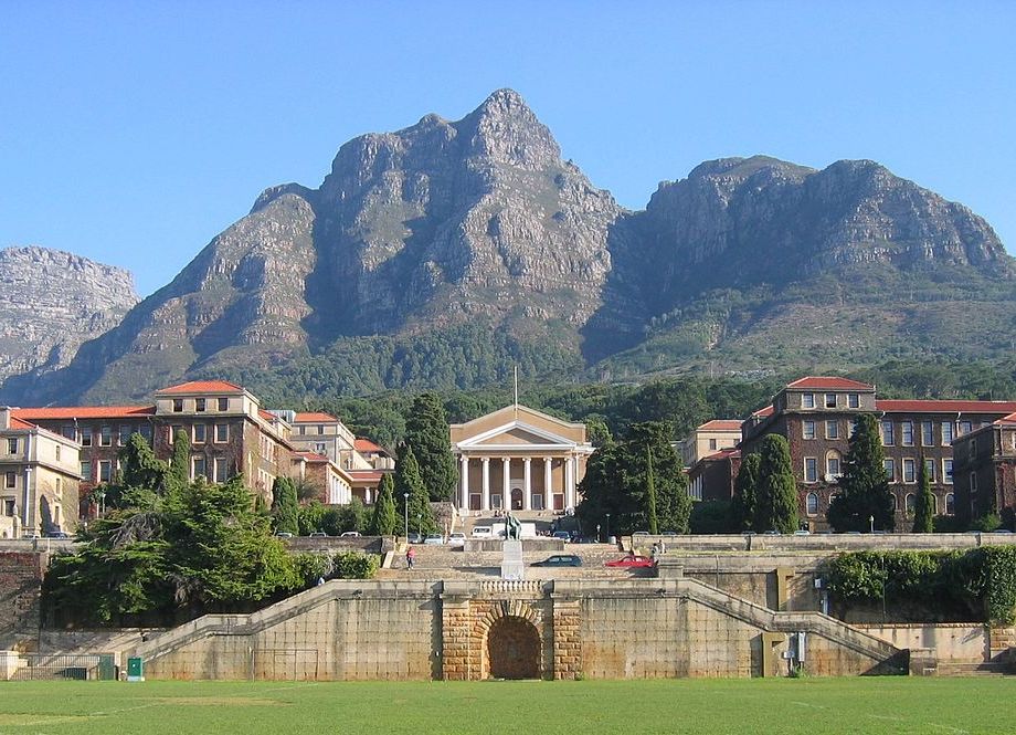 Городской музей на фоне гор