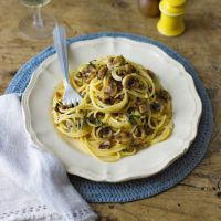 Pasta Carbonara - recept se slaninou, smetanovou omáčkou a houbami