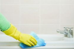 как да се почисти акрилна баня