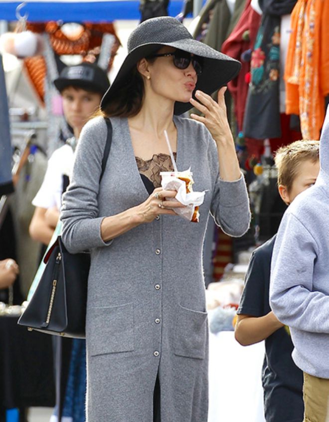 Джоли купила себе рогалик и кока-колу