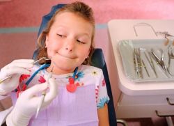 jak léčit zuby dětských zubů