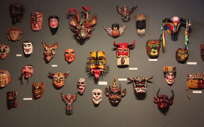 Множество самых разнообразных масок