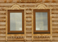 Платнице на прозорима у дрвеној кући3
