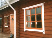 Platišča na oknih v leseni hiši7
