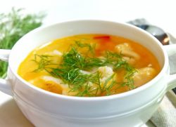 zeleninová polévka s kuřecím masem a květákem
