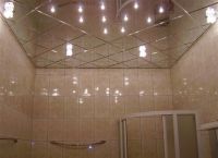 lustrzane sufity w łazience1