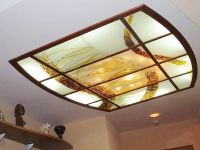 stropi mavčnih plošč z vitražom3