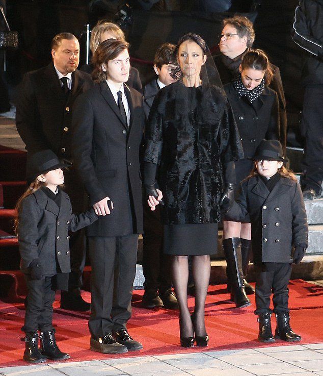 Селин Дион с сыновьями на похоронах Рене