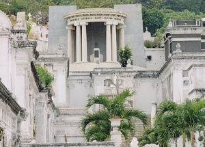 Над мавзолеями кладбища трудились лучшие мастера Италии
