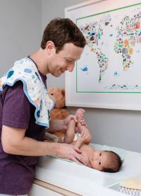 Марк Цукерберг пеленает маленькую дочь