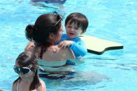 Принцесса учила  2-летнего сына Рафаэля плаванью 