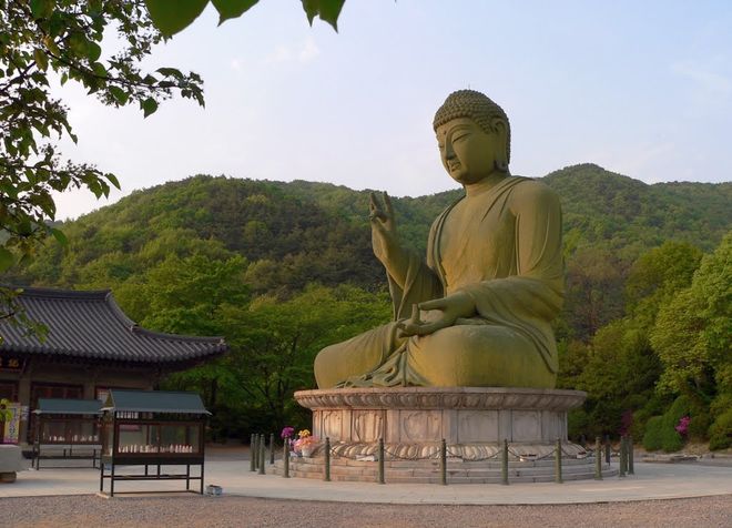 15-метровая бронзовая статуя Будды в Чхонане