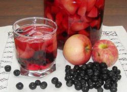 kompozicija crne trešnje s jabukama za zimu