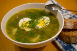 pileća juha s zelenilom i jaje