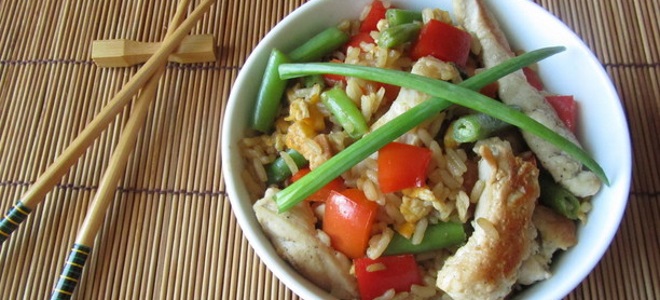 ориз на китайски с пиле и зеленчуци