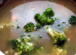 kuřecí polévka s brokolicí