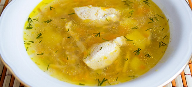 супа од пилеће резанце у спорном кухињом
